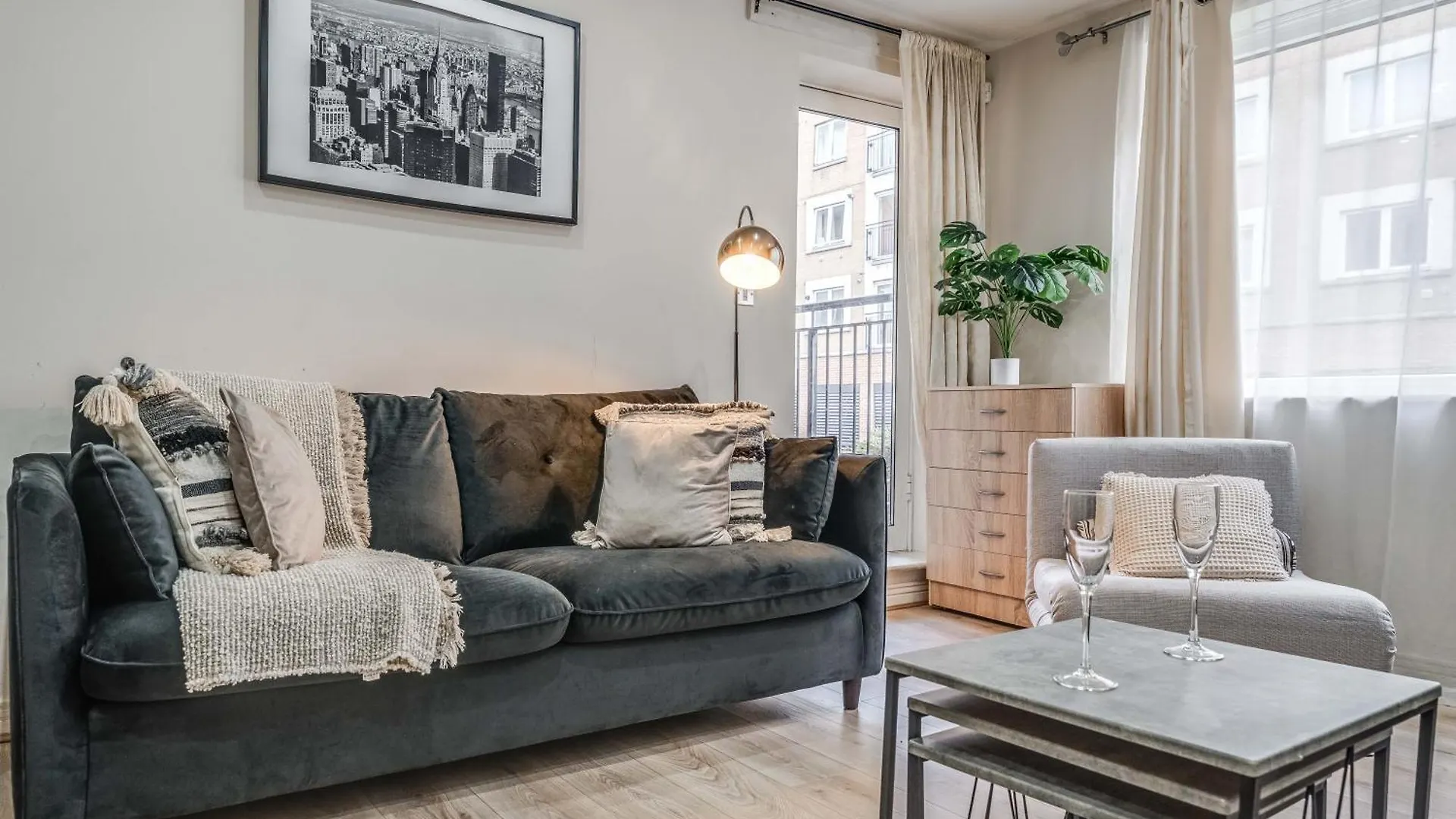 Canary Wharf O2 Excel Flat With Parking & Balcony London Apartment