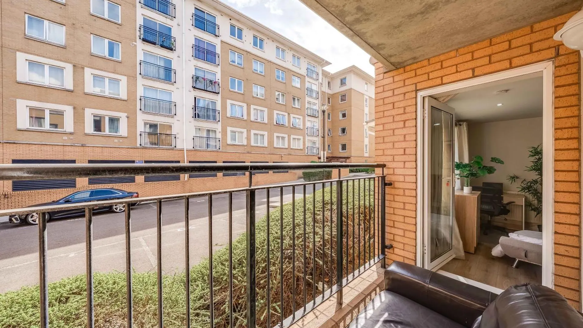 Canary Wharf O2 Excel Flat With Parking & Balcony London