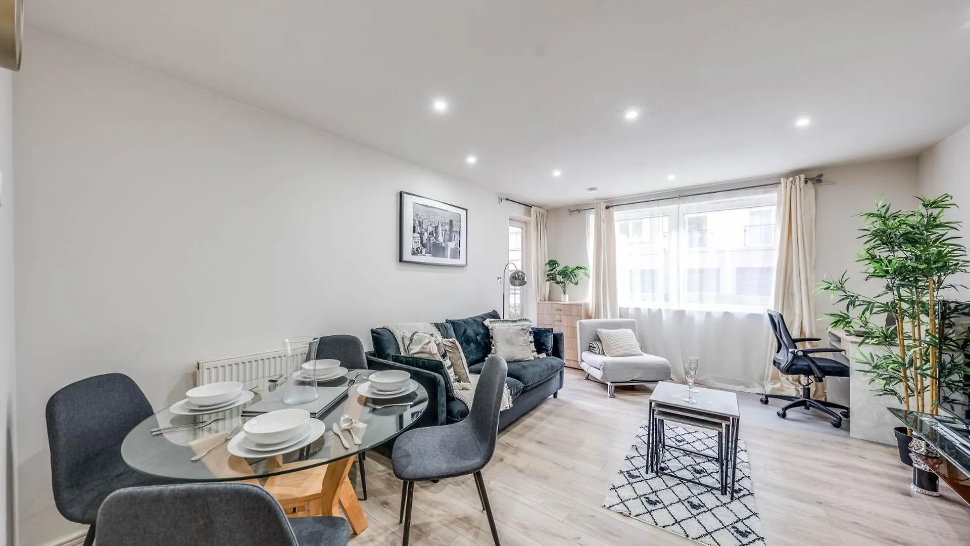 Canary Wharf O2 Excel Flat With Parking & Balcony London Apartment