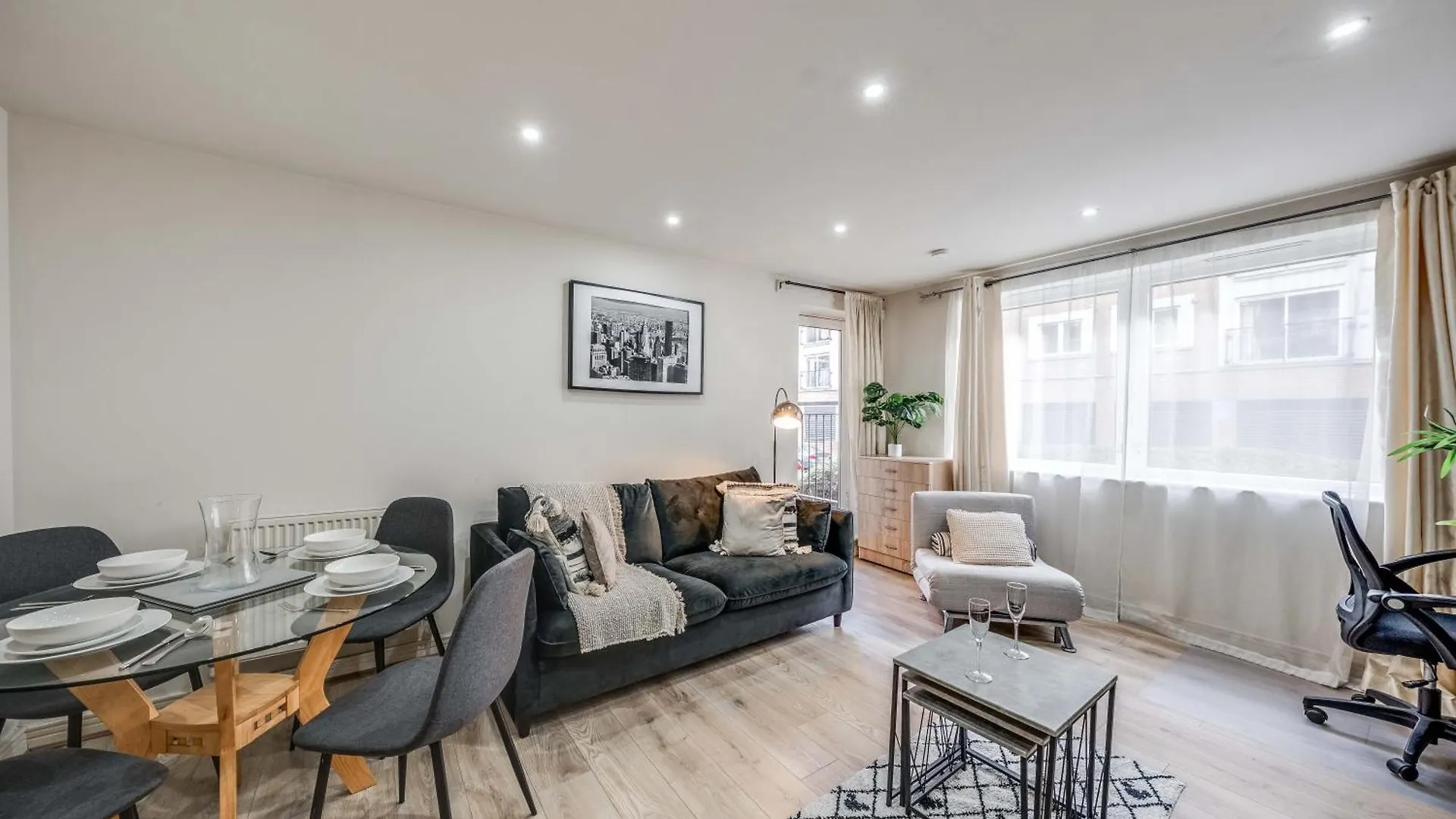 Canary Wharf O2 Excel Flat With Parking & Balcony London Apartment