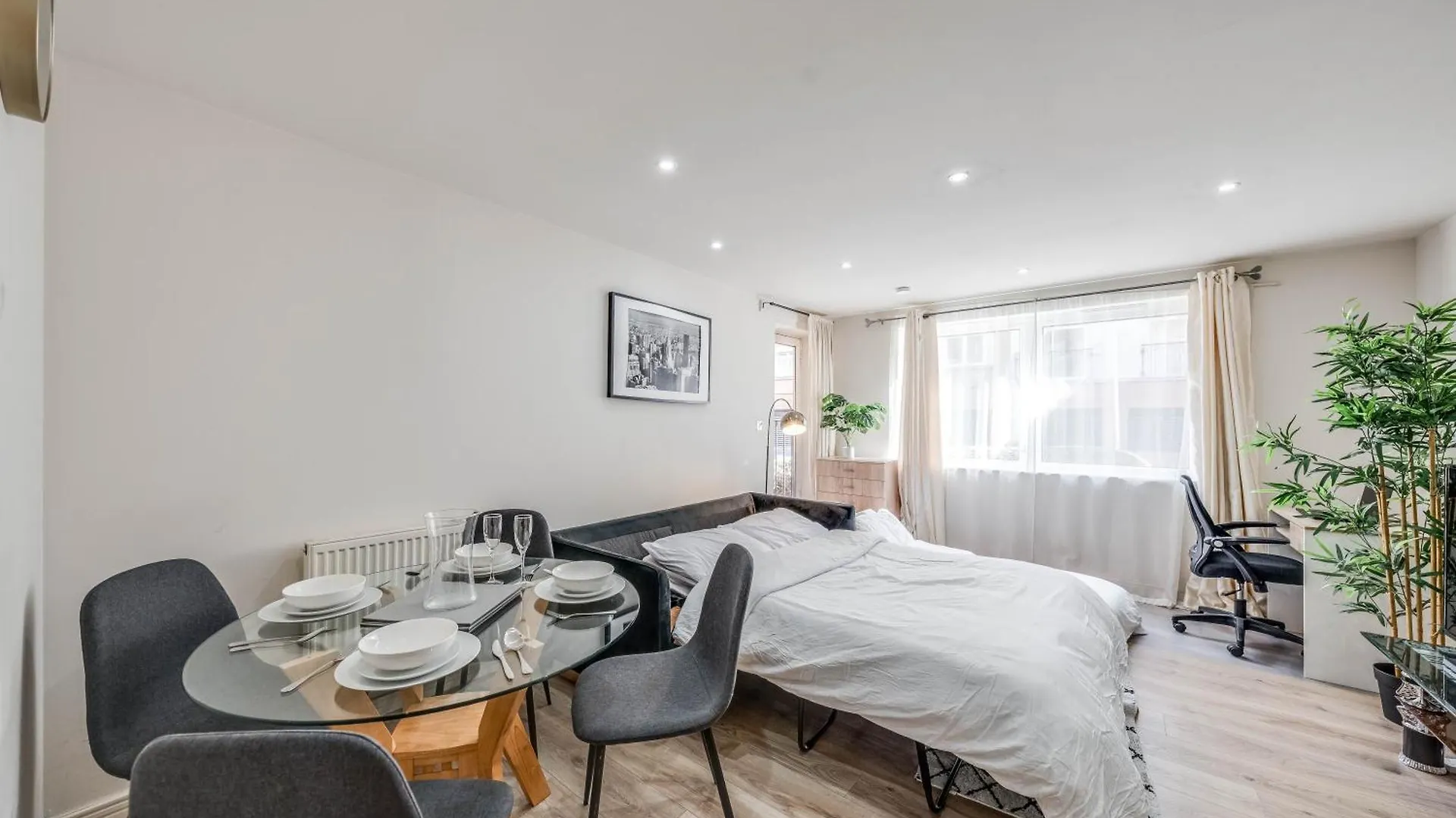 Canary Wharf O2 Excel Flat With Parking & Balcony London