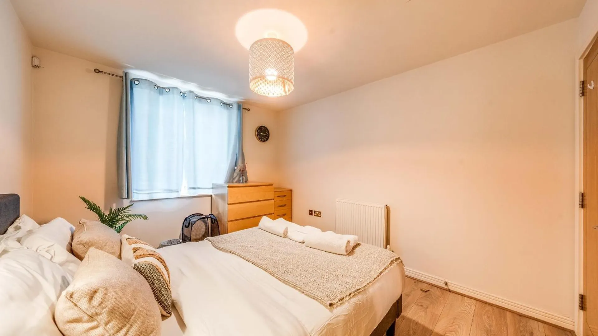 Canary Wharf O2 Excel Flat With Parking & Balcony London